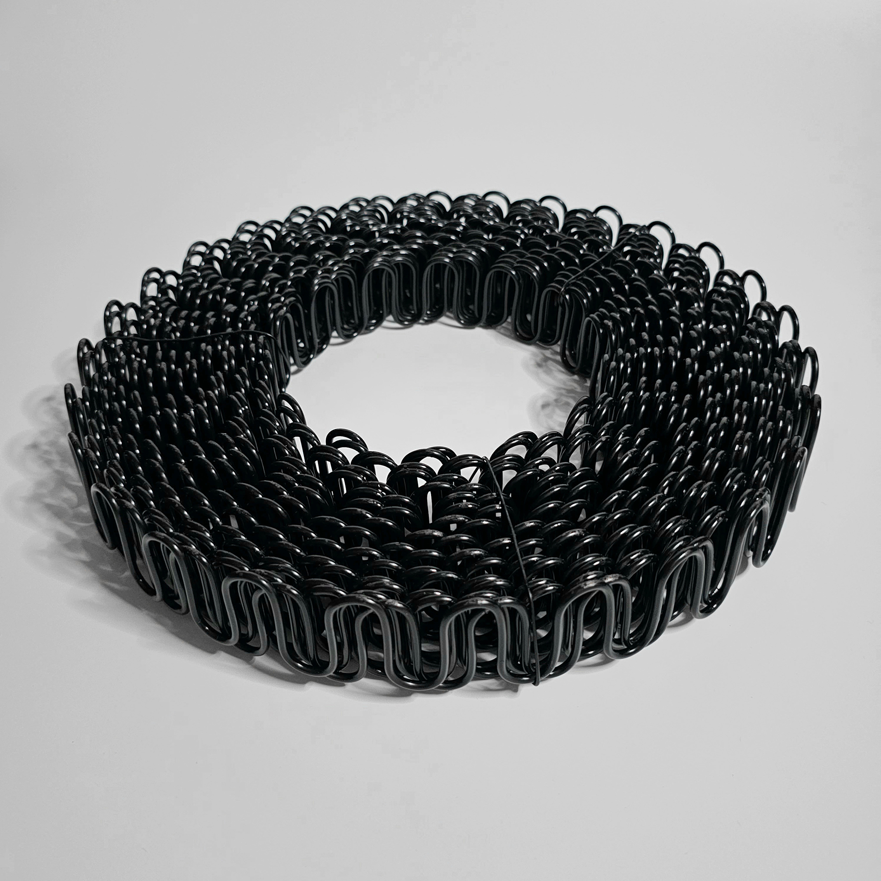 02-03-spring-zigzag สปริงซิกแซก, การเลือกใช้ขนาดของสปริงซิกแซกจะขึ้นอยู่กับความต้องการของการใช้งานและการรับน้ำหนักที่ต้องการในงานเฉพาะ ๆ โดยมักใช้ในอุตสาหกรรมที่ต้องการการยึดและรับแรงที่แข็งแรงและมั่นคง